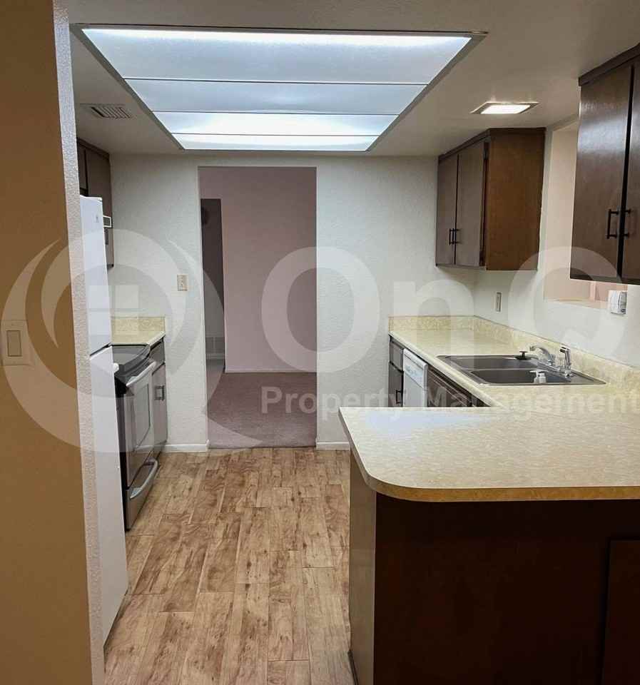 570 S Villa Nueva Dr - Photo 3 of 10