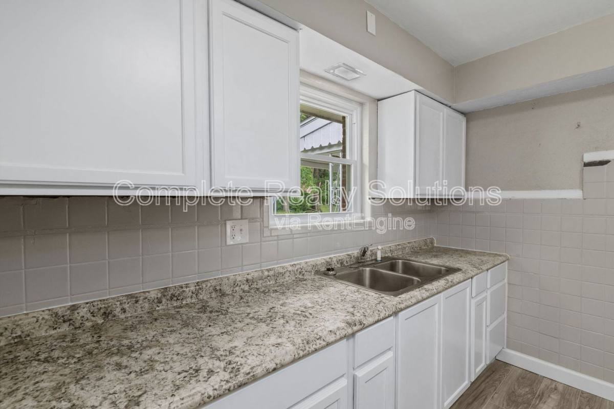 6127 Lucille Ave - Photo 3 of 10