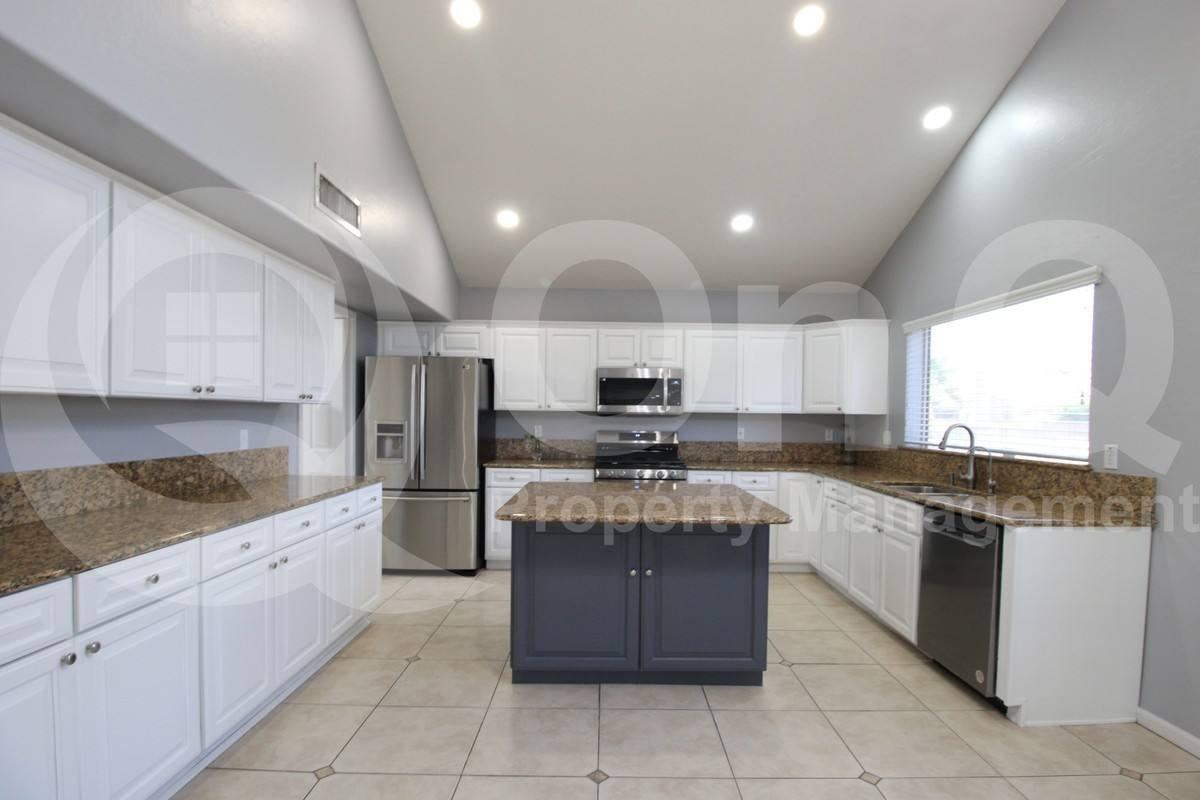 4623 W Tyson St - Photo 2 of 10