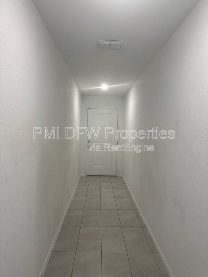 1638 Woodbrook Ln - Photo 3 of 10