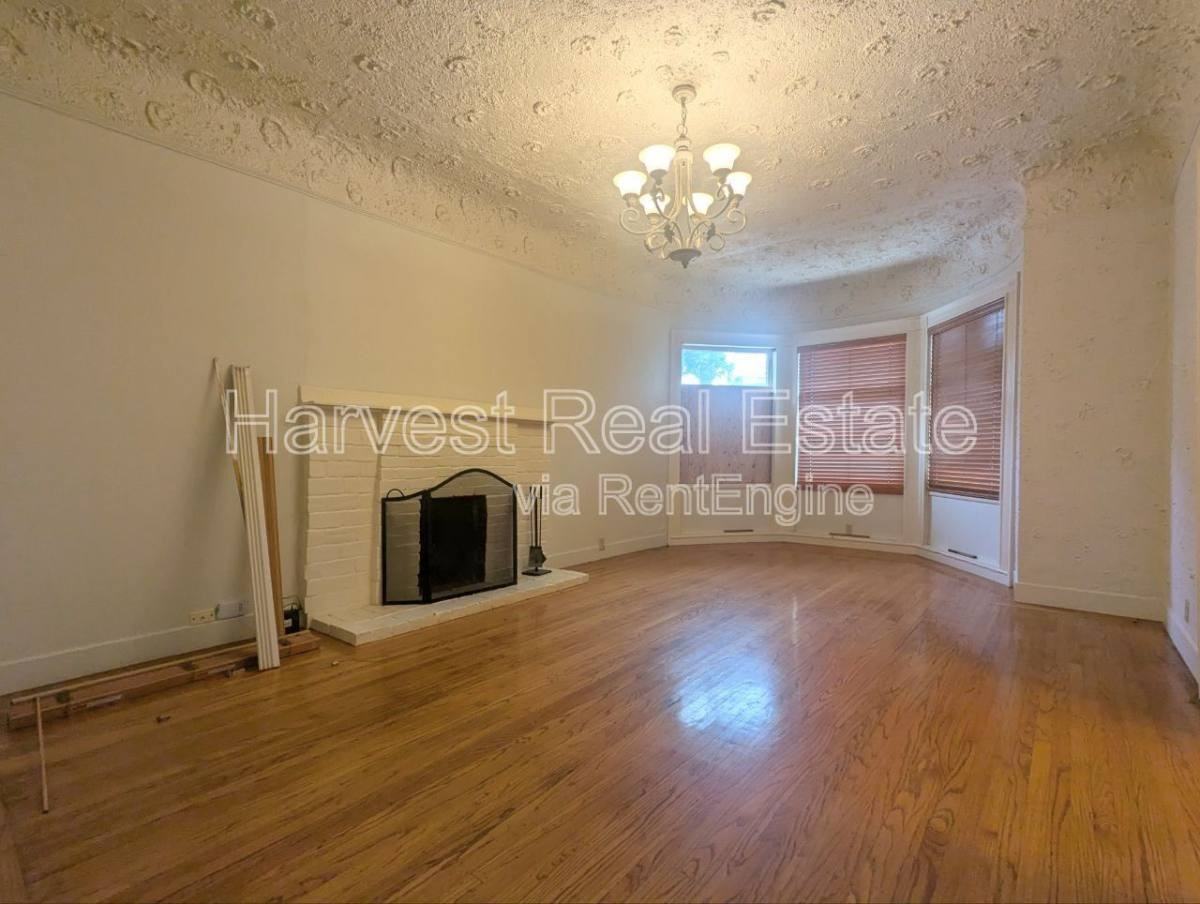 1018 E 17th St - Photo 2 of 10