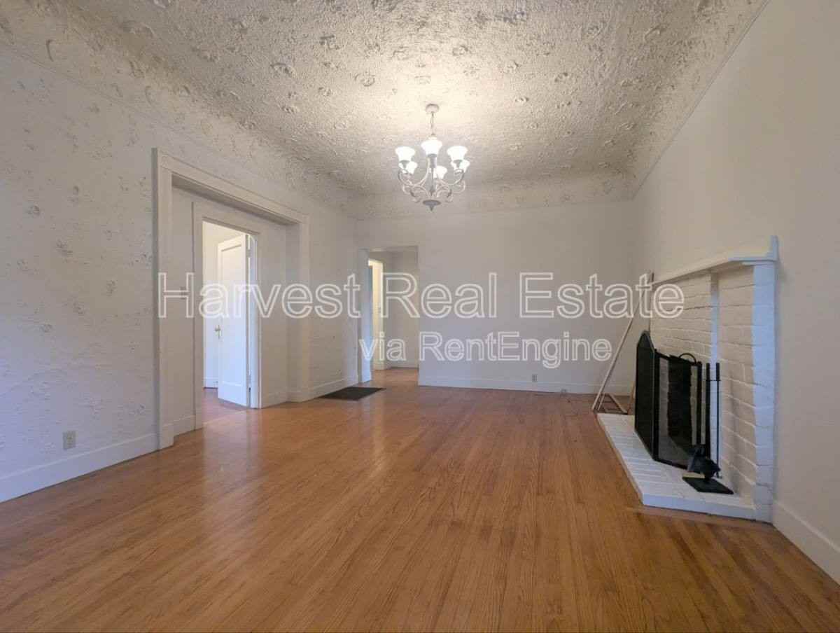 1018 E 17th St - Photo 3 of 10