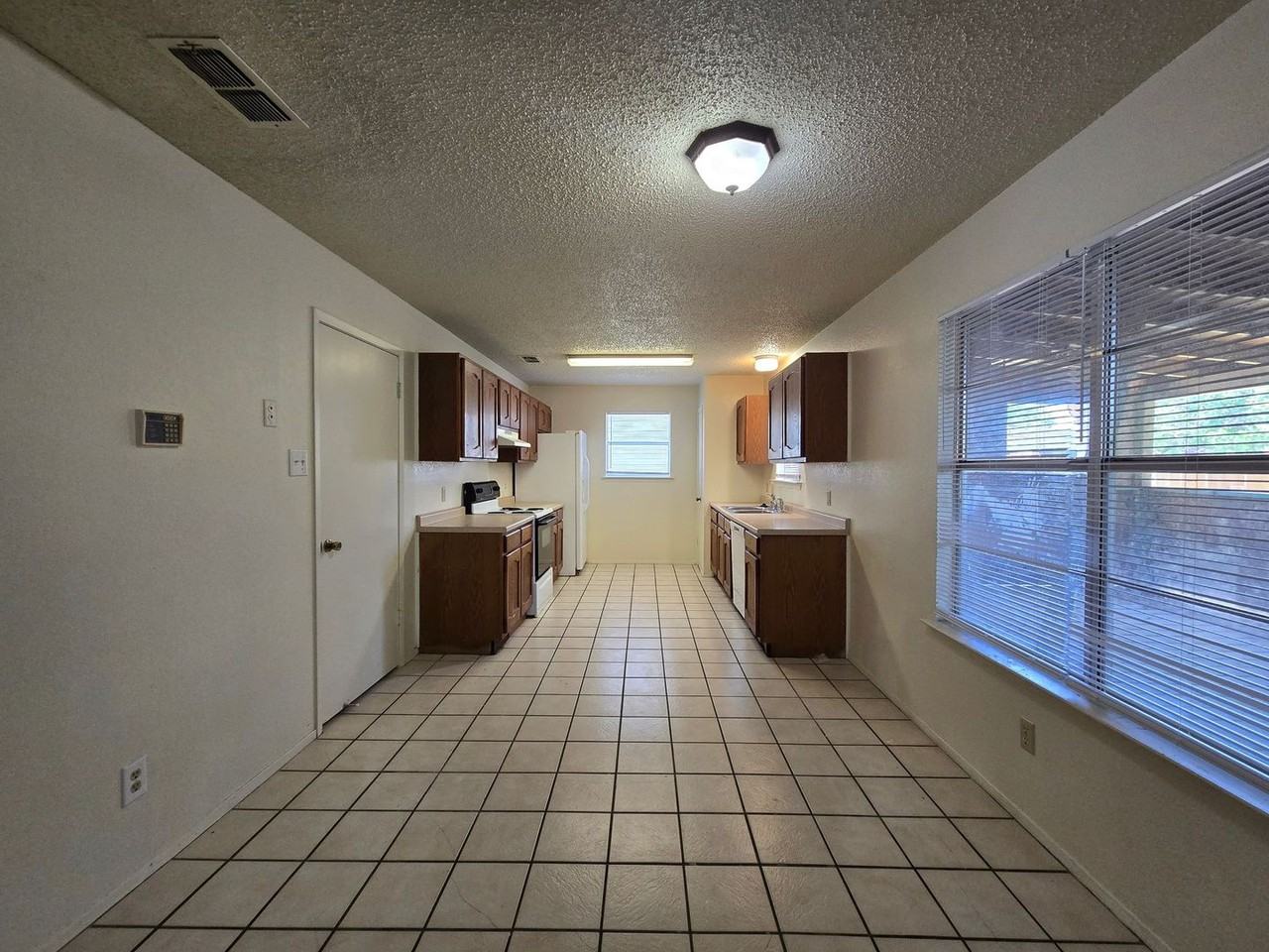 1502 Iris Avenue - Photo 5 of 24