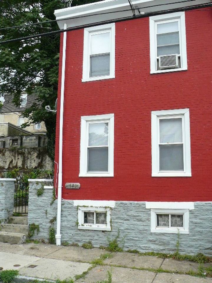 421 E Mechanic St - Photo 2 of 15