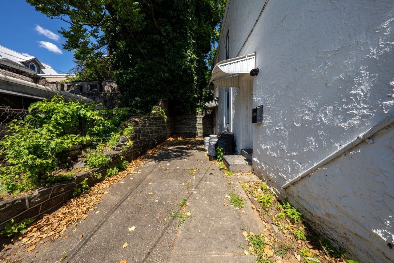 421 E Mechanic St - Photo 3 of 15