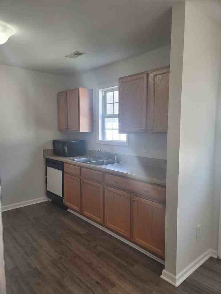 325 Anna St - Photo 5 of 14