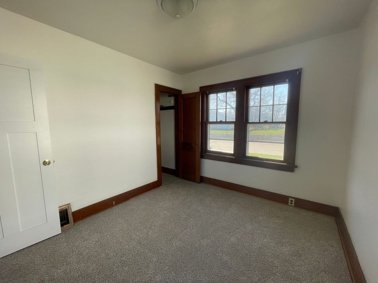 908 E Anson St - Photo 4 of 13