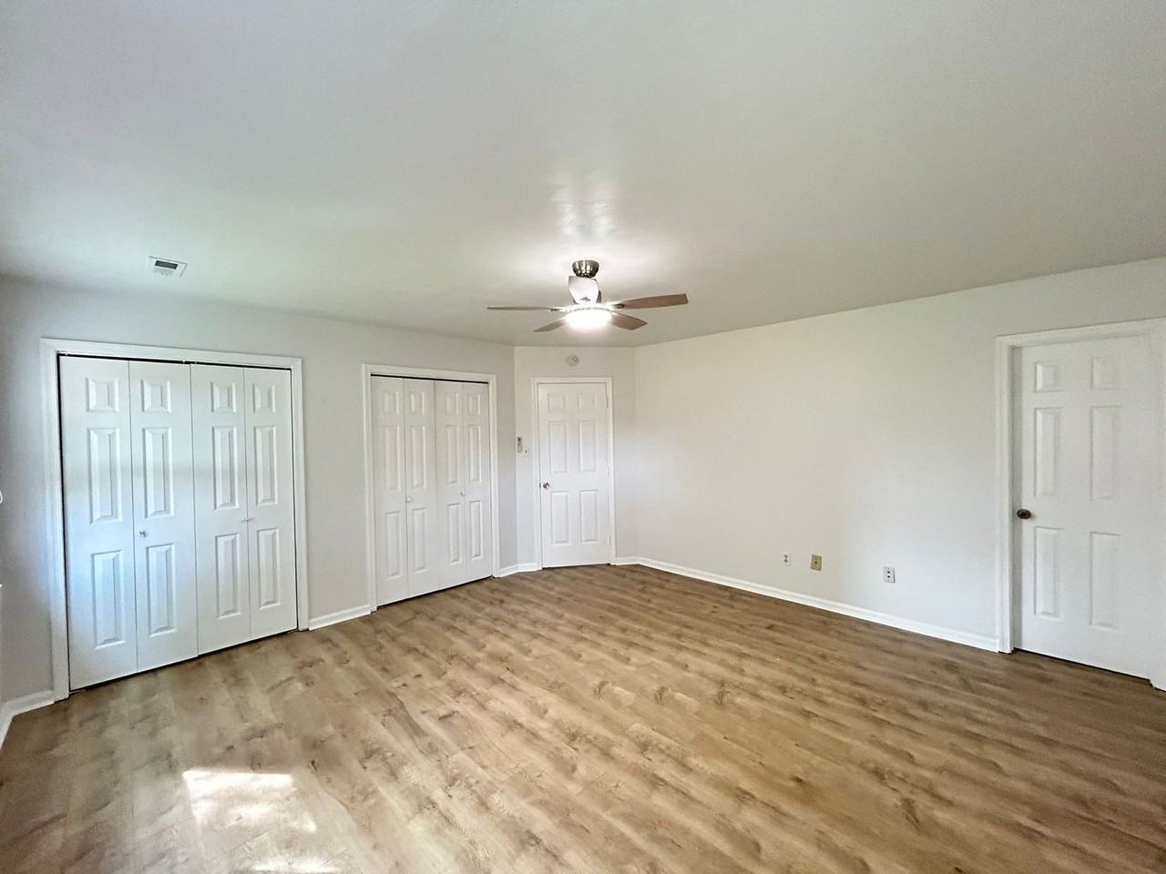1877 John Brown Ln - Photo 3 of 6