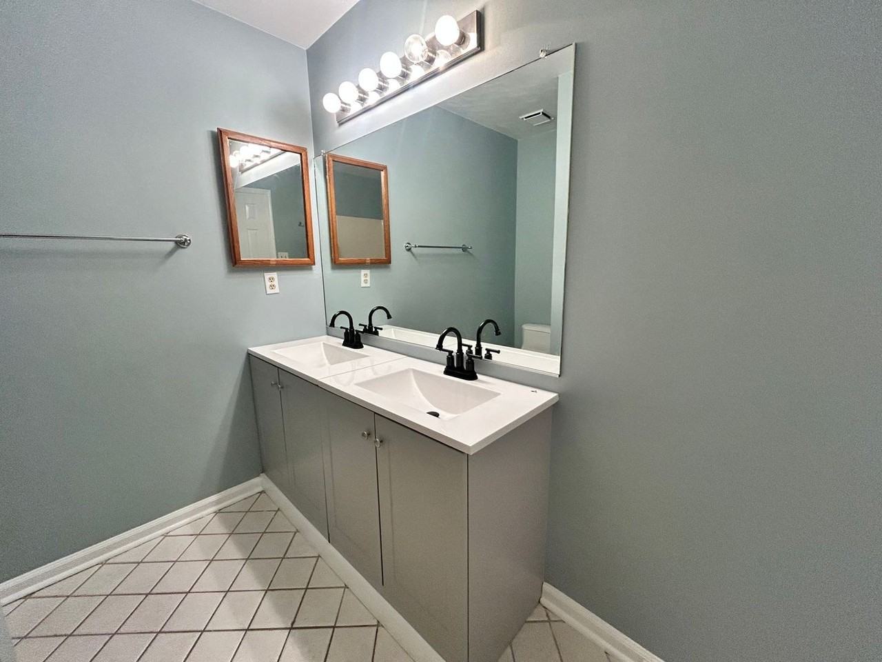 1877 John Brown Ln - Photo 4 of 6