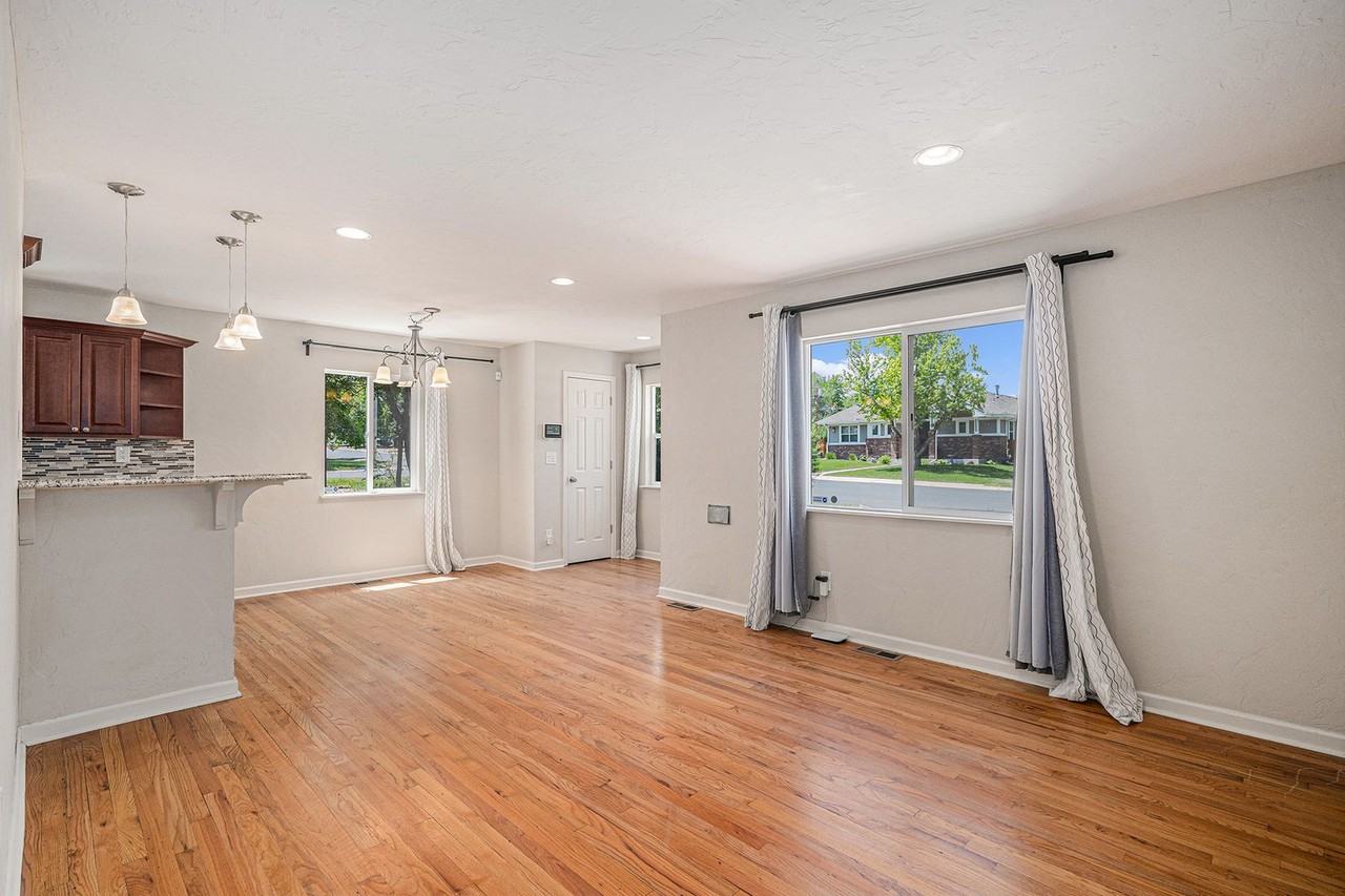 3380 S Elm St - Photo 5 of 25