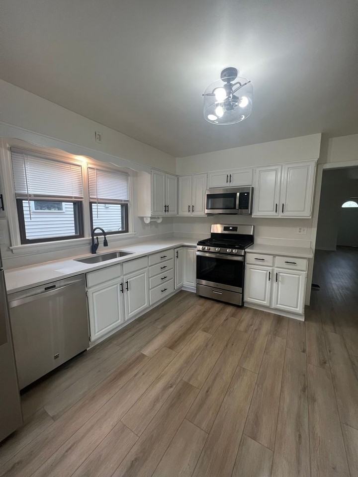 1082 Washington Ave - Photo 2 of 16