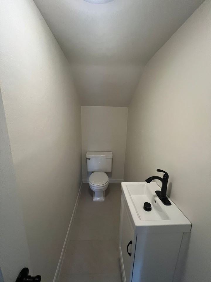 1082 Washington Ave - Photo 3 of 16