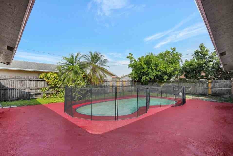 8211 Nw 45th Ct - Photo 6 of 8