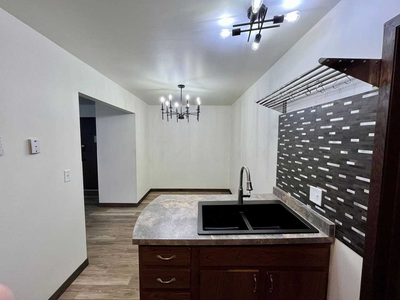 1010 Sawyer Dr - Photo 4 of 29
