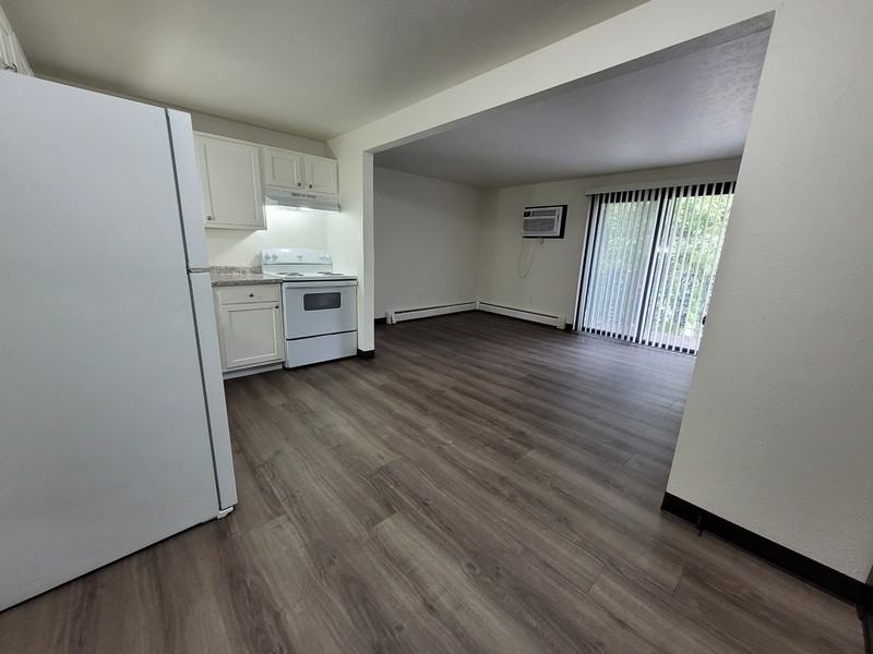 545 Spinnaker Ln - Photo 2 of 10