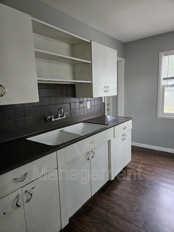7420 N Oak St - Photo 2 of 9