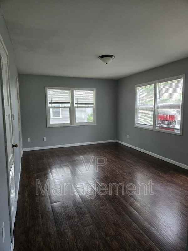 7420 N Oak St - Photo 3 of 9