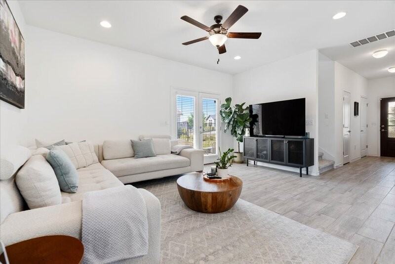 9015 Looksee Ln - Photo 3 of 42