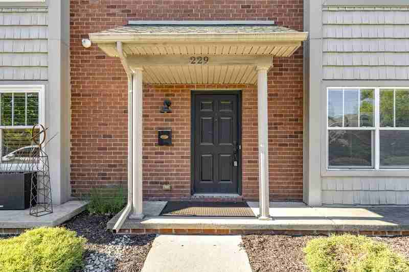 229 Oak St - Photo 3 of 32