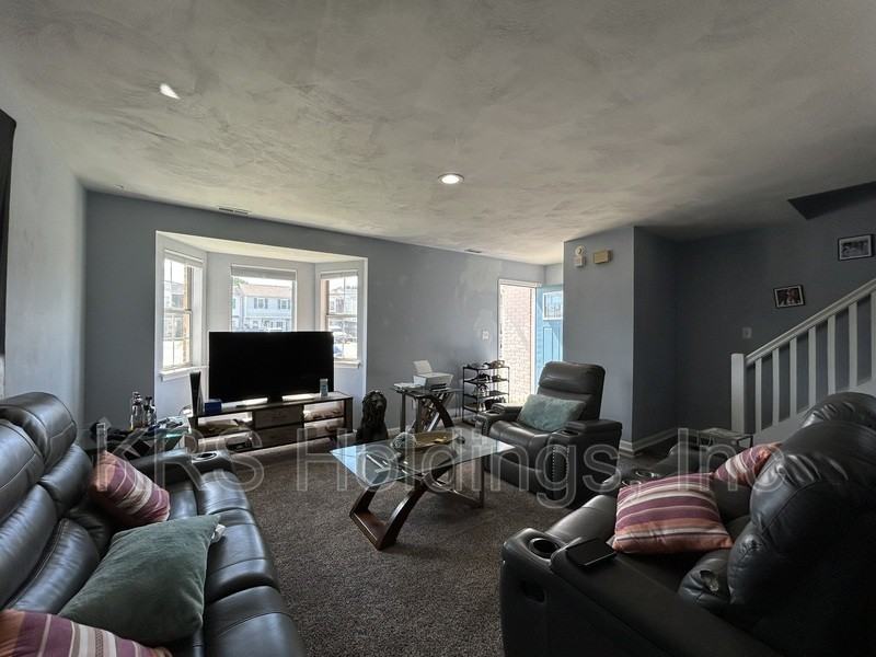 1652 Fairfax Dr - Photo 3 of 18
