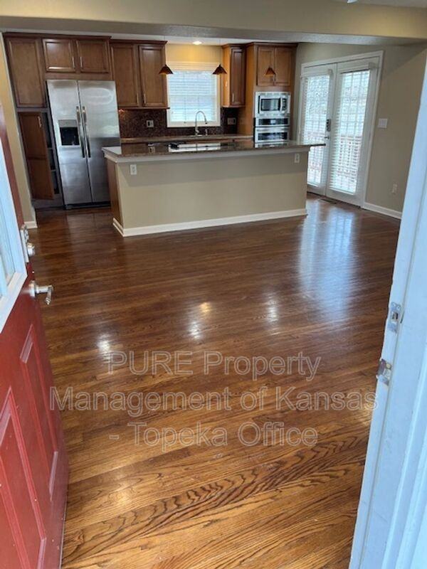 429 E 63rd Ter - Photo 3 of 40