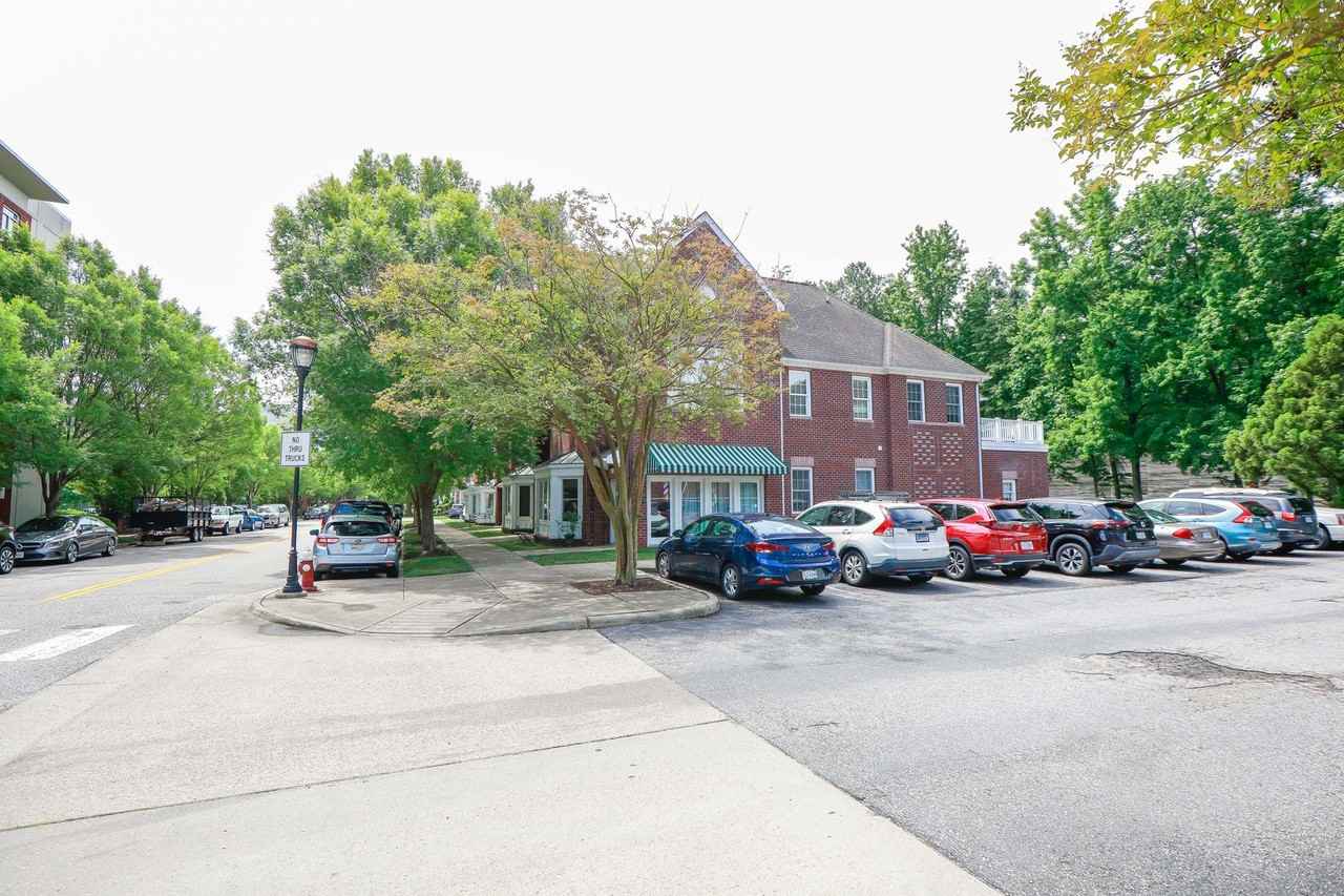 179 Herman Melville Ave - Photo 2 of 49