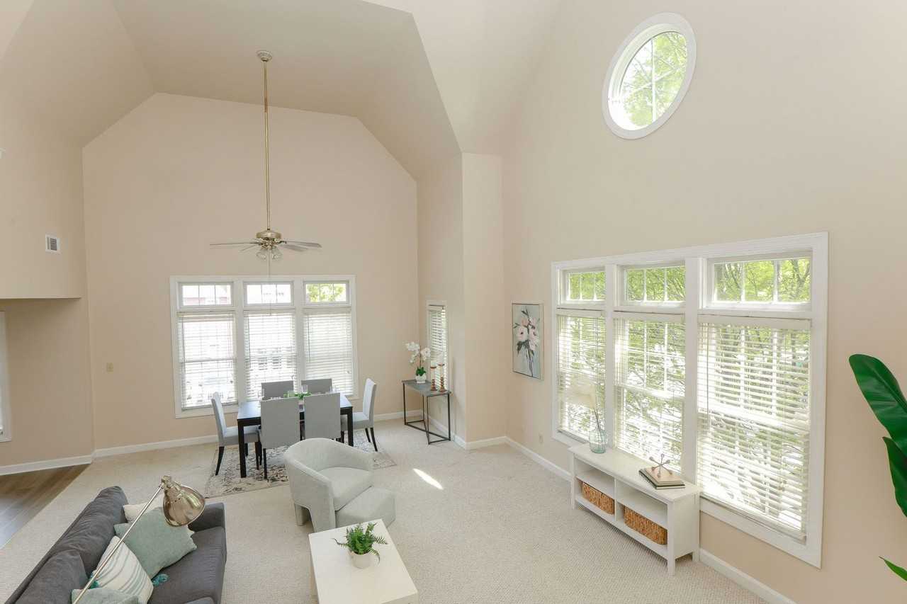 179 Herman Melville Ave - Photo 6 of 49