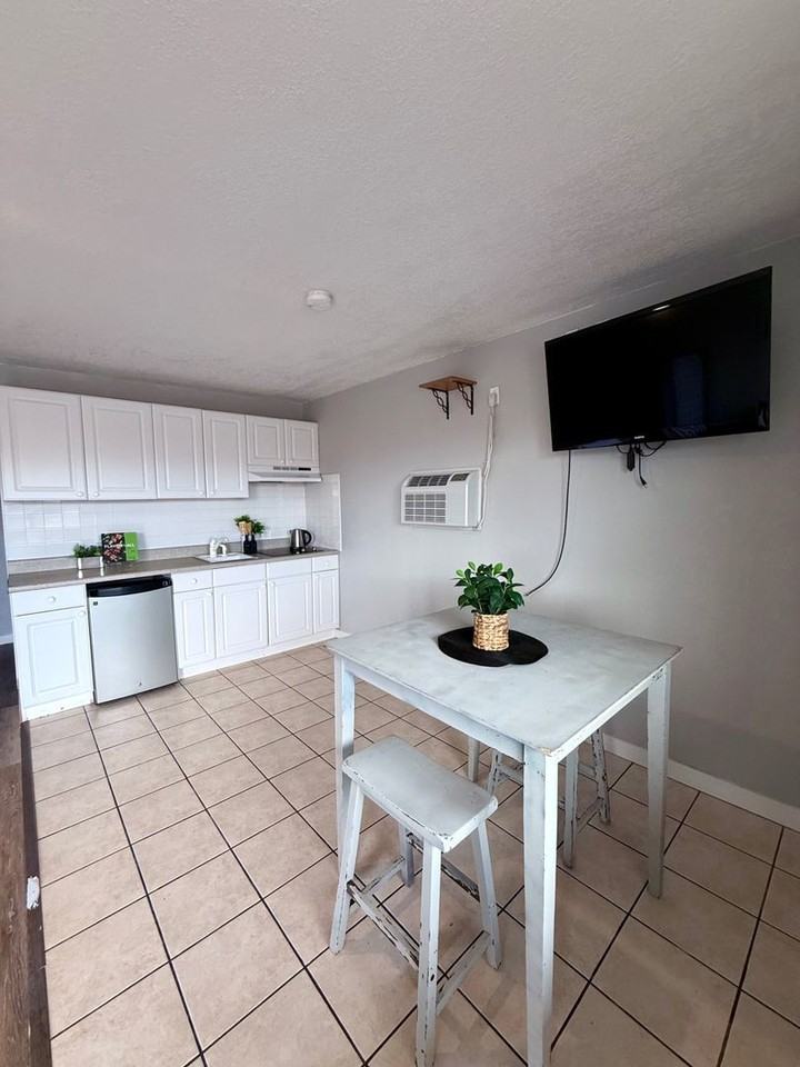 Clean, updated unit with utilities included - Photo 5 of 10