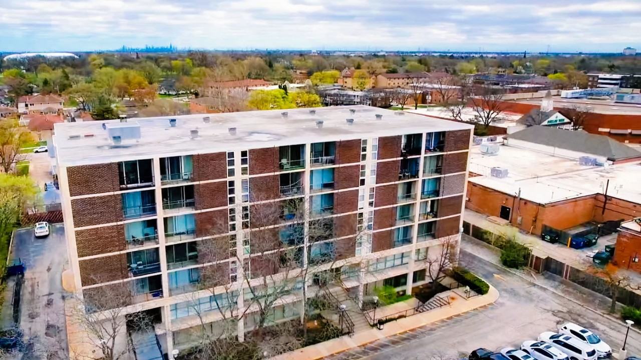 1043 S York Rd - Photo 3 of 26