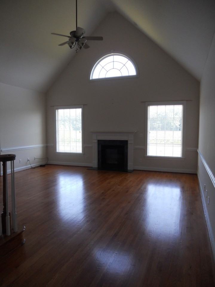 409 Pointe Dr - Photo 4 of 16