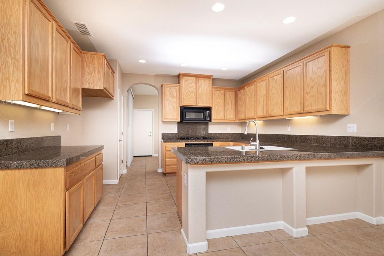 1532 Hammond Ct - Photo 3 of 24