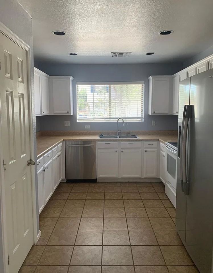 1292 E Clifton Ave - Photo 3 of 4