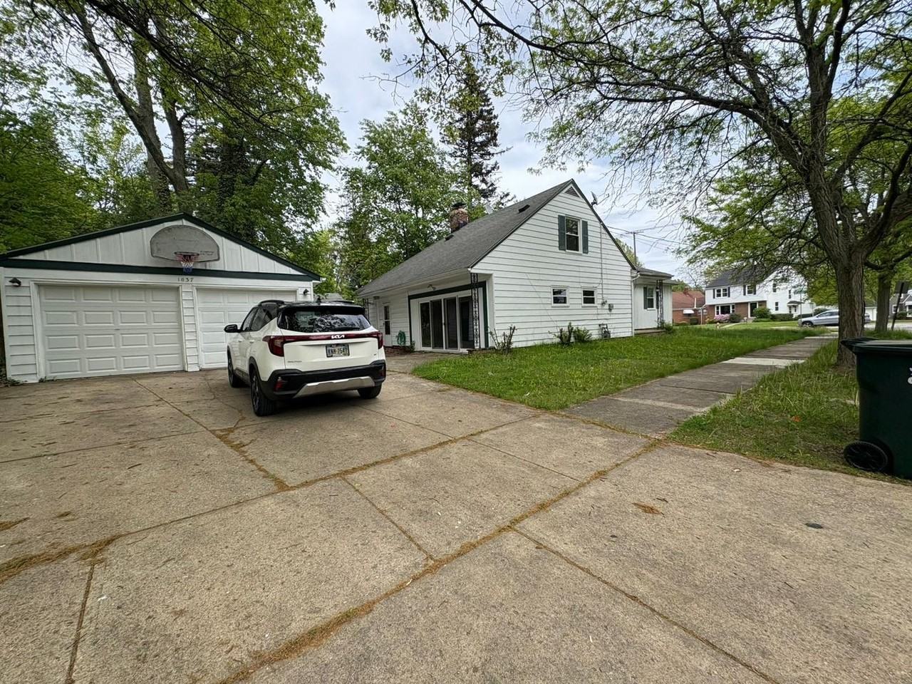 1037 Keystone Dr - Photo 2 of 16