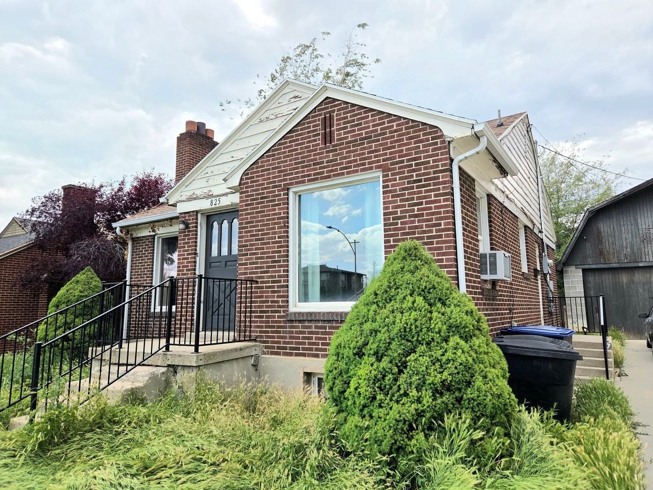 825 E 620 N - Photo 2 of 19