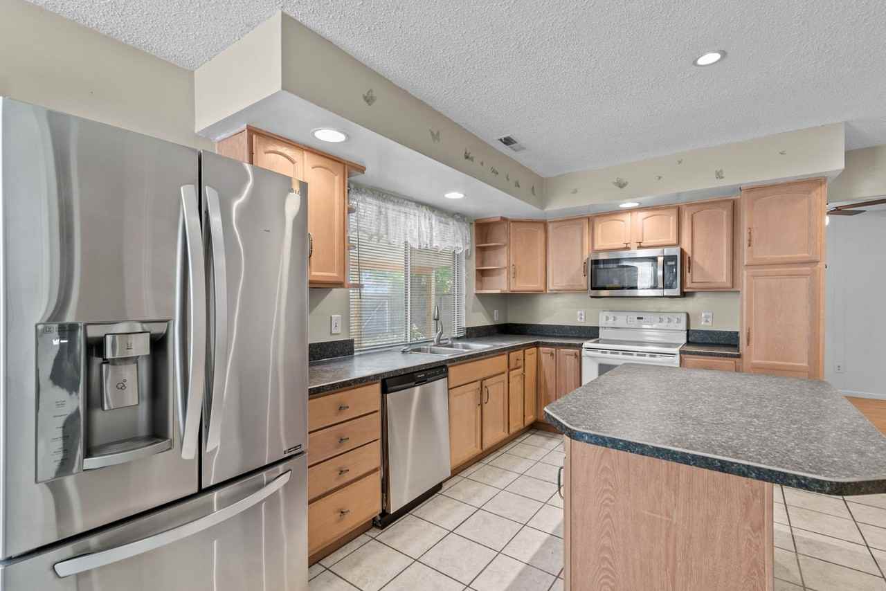904 Scarlet Oak Ct N - Photo 3 of 29