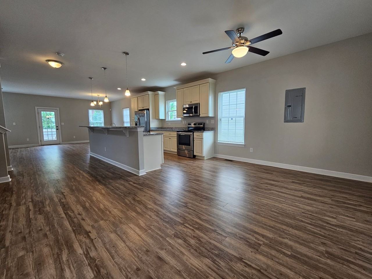 1729 Todd St - Photo 5 of 27