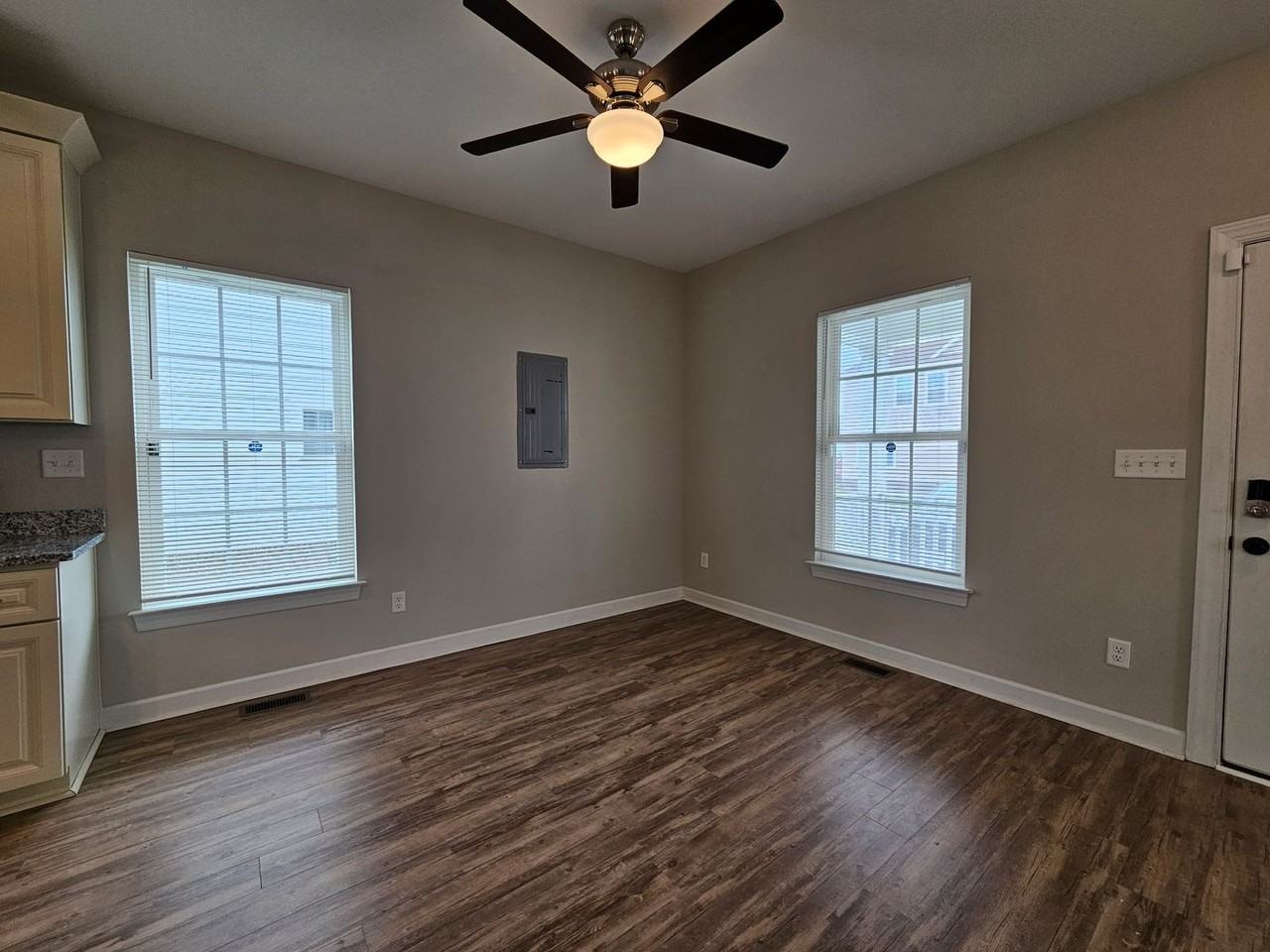 1729 Todd St - Photo 6 of 27