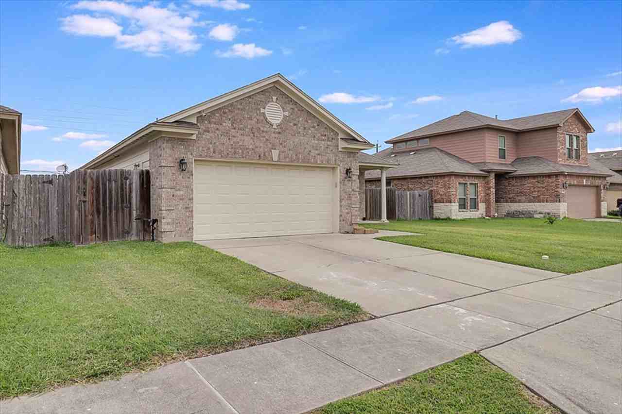 8026 Barlovento St - Photo 4 of 40