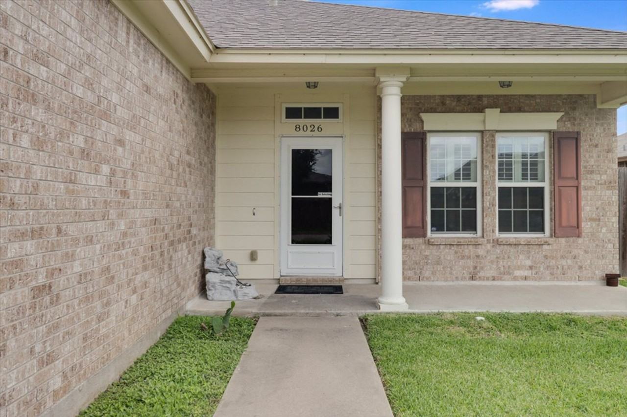 8026 Barlovento St - Photo 5 of 40
