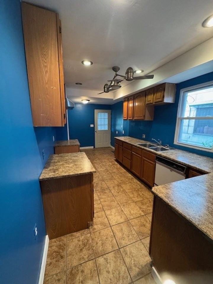 545 E Union St - Photo 3 of 8