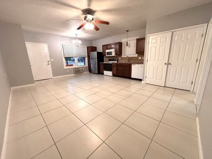 961 Robertson St - Photo 2 of 13