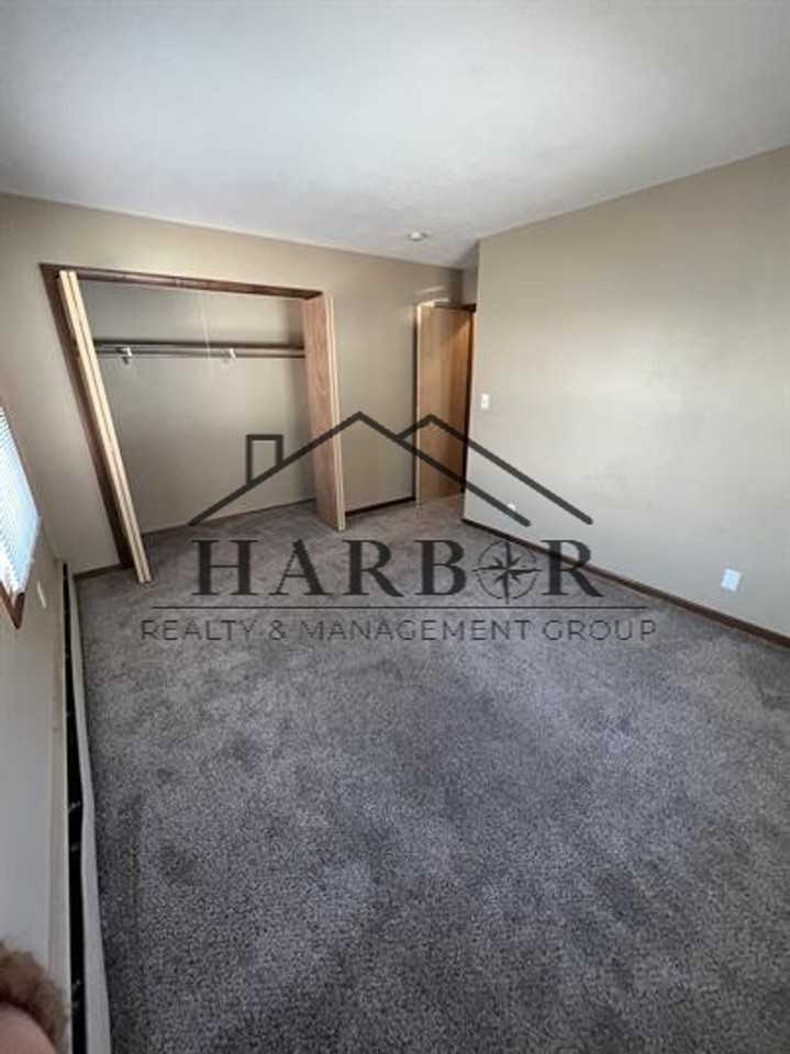 202 11th Ave Nw - Photo 5 of 10