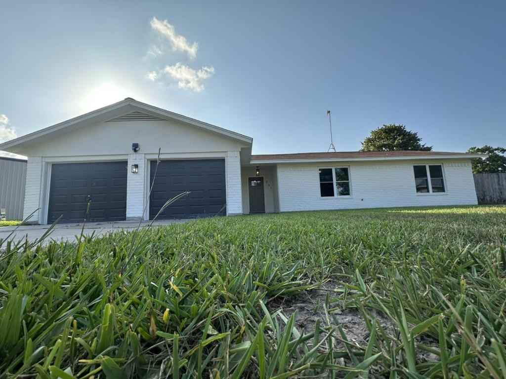 241 Buck Square St - Photo 3 of 31