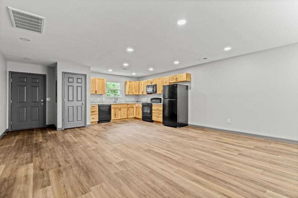 221 N Park Ave - Photo 2 of 14