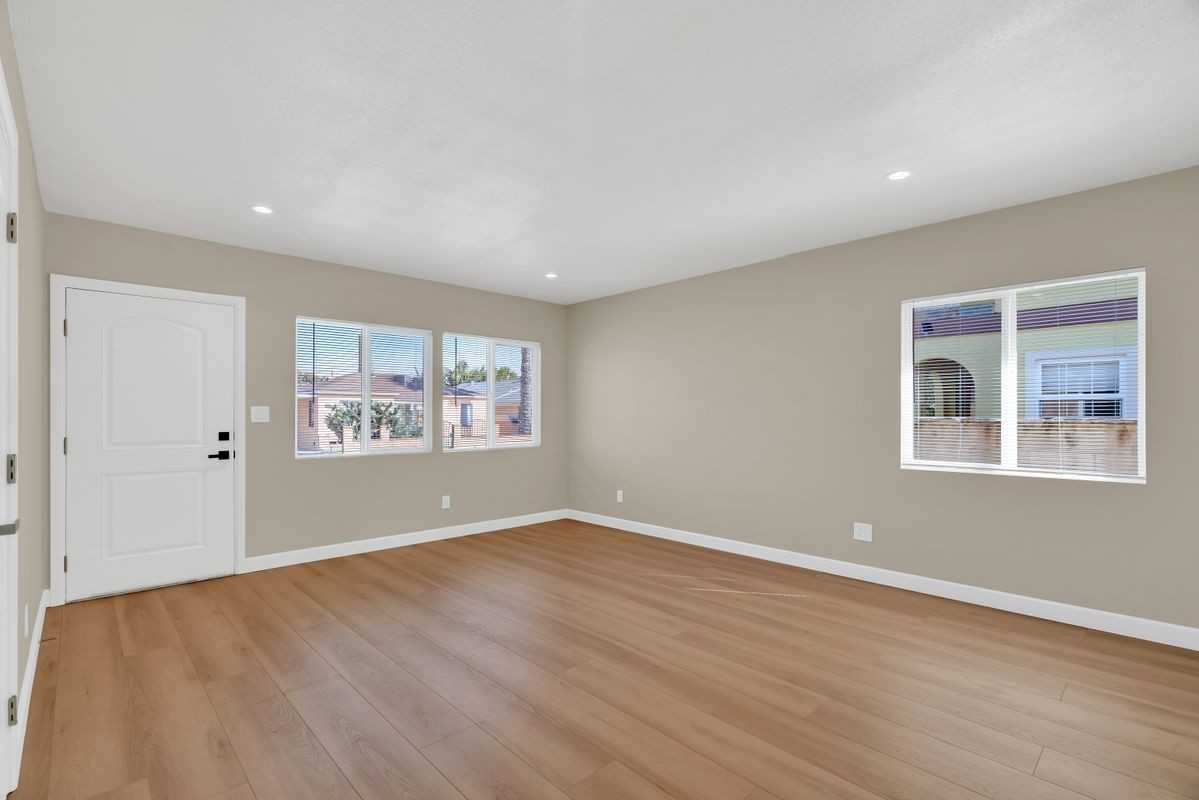 2512 E Adams St - Photo 2 of 12