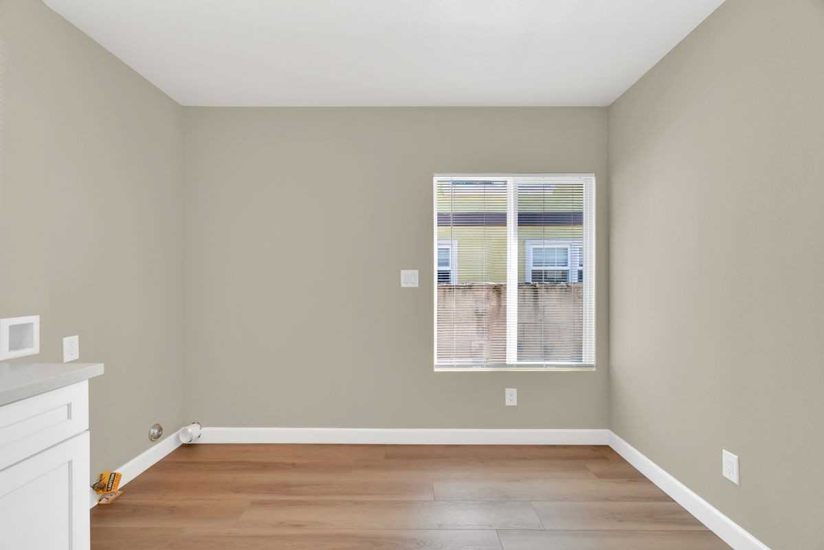 2512 E Adams St - Photo 5 of 12