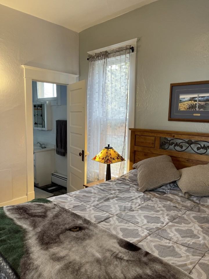 725 Broadway St - Photo 2 of 11