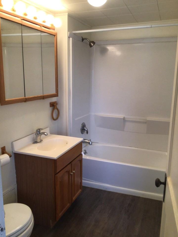 703 E Chippewa St #C - Photo 7 of 11