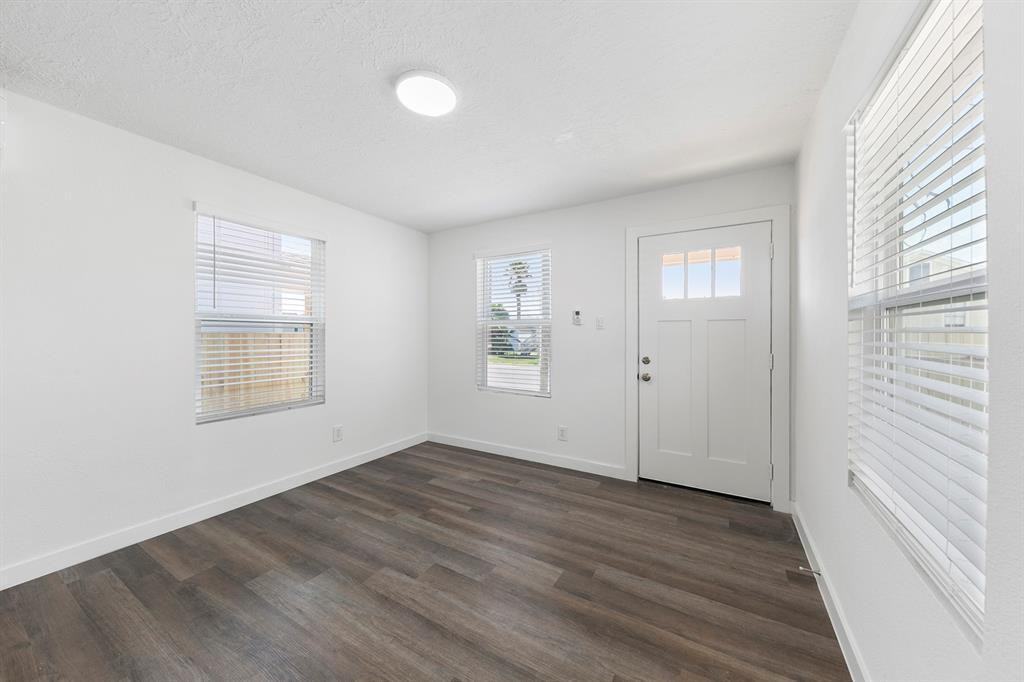 706 38th St - Photo 2 of 19