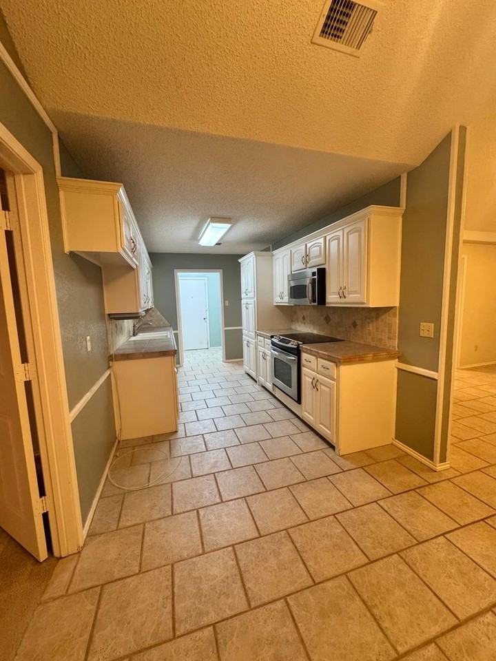 7712 Grover Ave - Photo 3 of 35